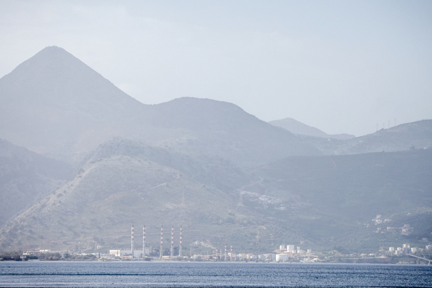 Πνίγεται από την αφρικανική σκόνη το Ηράκλειο, έπεσε τοίχος από τους θυελλώδεις ανέμους, δείτε φωτογραφίες 