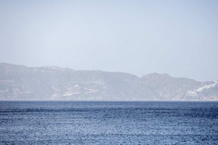 Πνίγεται από την αφρικανική σκόνη το Ηράκλειο, έπεσε τοίχος από τους θυελλώδεις ανέμους, δείτε φωτογραφίες 