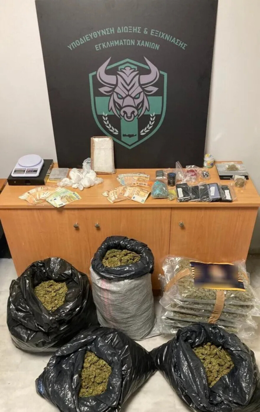 Πέντε συλλήψεις για κύκλωμα διακίνησης ναρκωτικών στα Χανιά, κατασχέθηκαν μεγάλες ποσότητες  