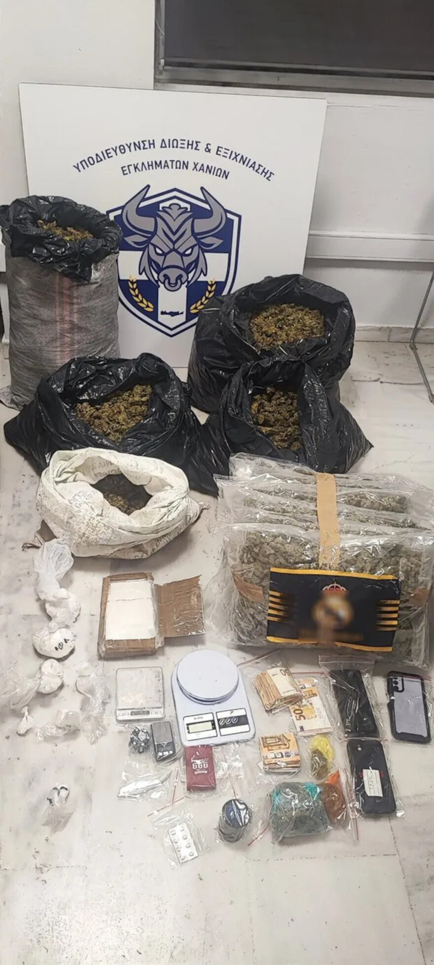 Πέντε συλλήψεις για κύκλωμα διακίνησης ναρκωτικών στα Χανιά, κατασχέθηκαν μεγάλες ποσότητες  