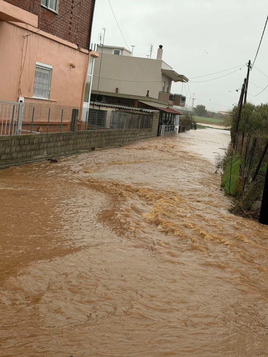 Πλημμύρες στον Έβρο από τις έντονες βροχοπτώσεις, εγκλωβίστηκαν μαθητές σε σχολείο