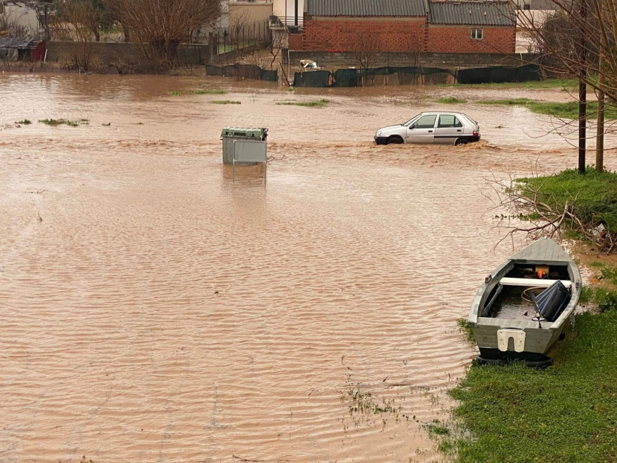 Πλημμύρες στον Έβρο από τις έντονες βροχοπτώσεις, εγκλωβίστηκαν μαθητές σε σχολείο