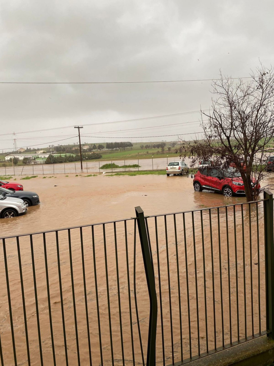 Πλημμύρες στον Έβρο από τις έντονες βροχοπτώσεις, εγκλωβίστηκαν μαθητές σε σχολείο