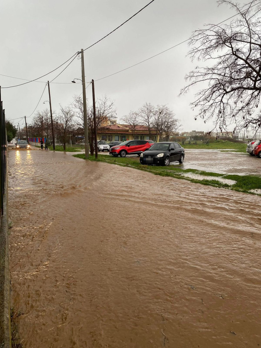 Πλημμύρες στον Έβρο από τις έντονες βροχοπτώσεις, εγκλωβίστηκαν μαθητές σε σχολείο