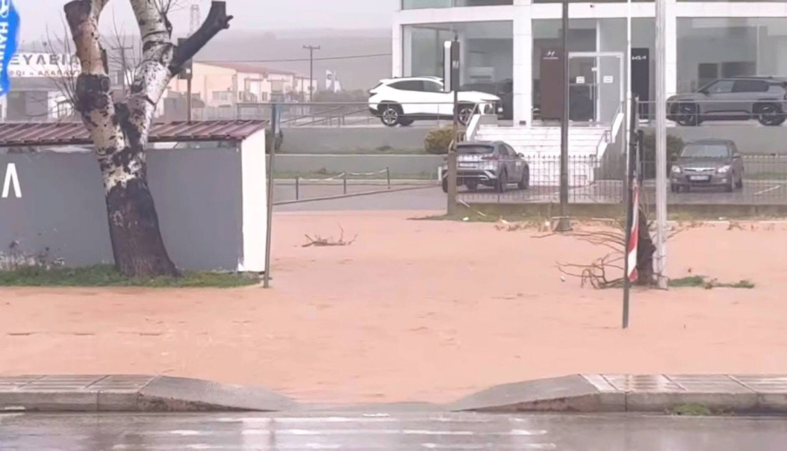 Πλημμύρες στον Έβρο από τις έντονες βροχοπτώσεις, εγκλωβίστηκαν μαθητές σε σχολείο