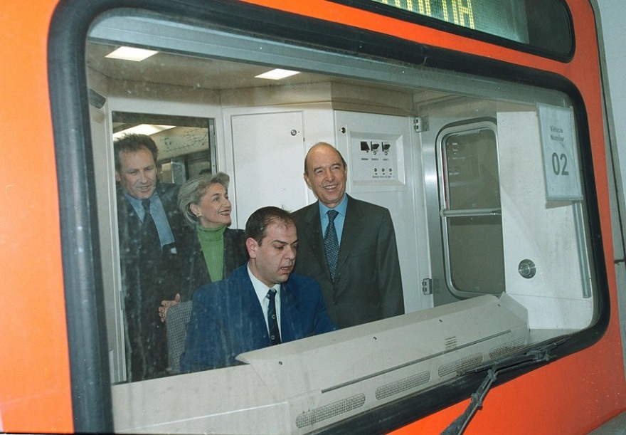 26 χρόνια από τα εγκαίνια του μετρό της Αθήνας: Οι διάσημοι, το πάρτι στο Σύνταγμα και η κοσμοσυρροή