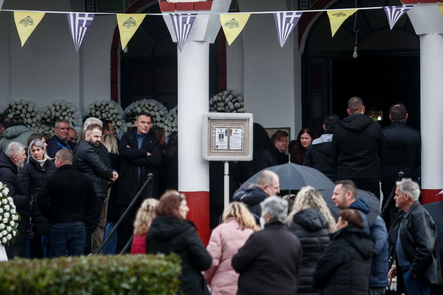 «Η φωτιά δεν μπόρεσε να κάψει αυτό που ήσουν»: Θρήνος στις κηδείες τριών θυμάτων της τραγωδίας στην Βιολάντα