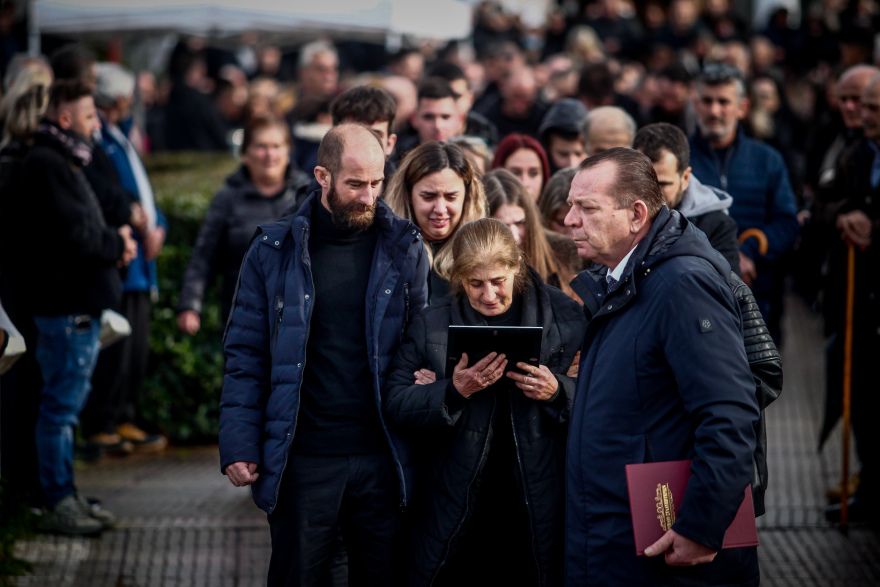 «Η φωτιά δεν μπόρεσε να κάψει αυτό που ήσουν»: Θρήνος στις κηδείες των τριών θυμάτων της τραγωδίας στην Βιολάντα