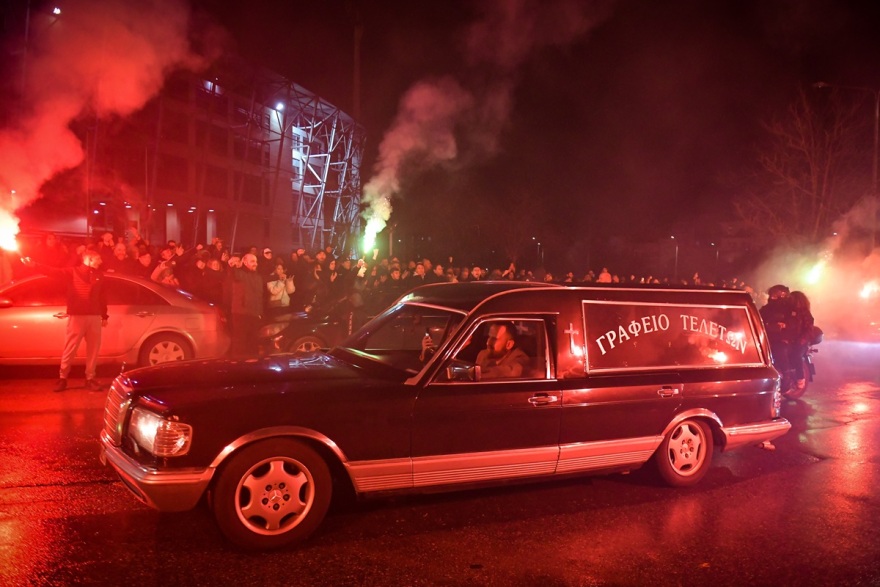 Το συγκλονιστικό «αντίο» στους επτά οπαδούς του ΠΑΟΚ στην Τούμπα, με συνθήματα και καπνογόνα