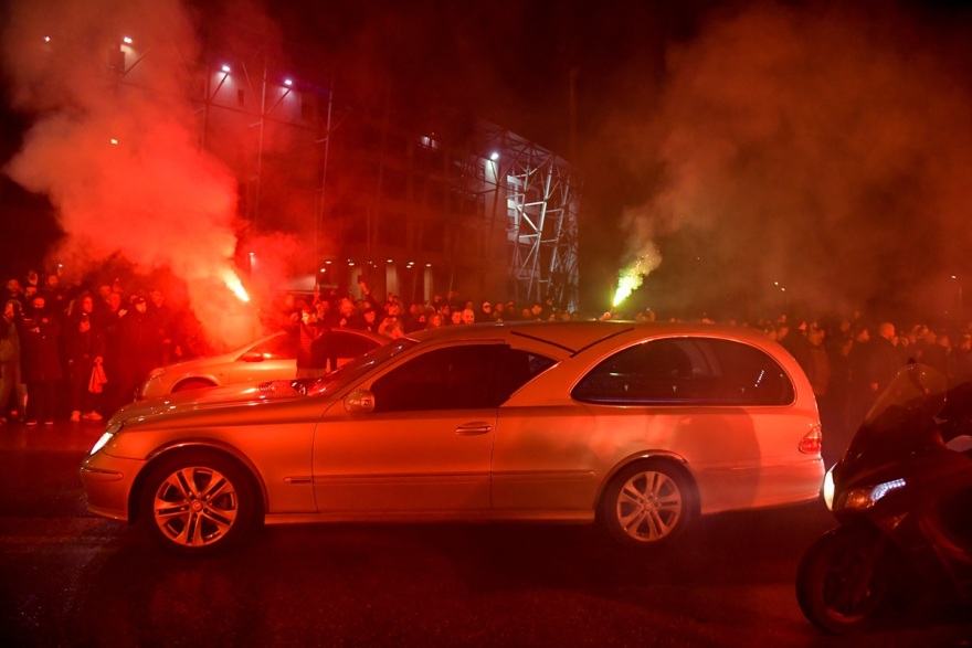 Το συγκλονιστικό «αντίο» στους επτά οπαδούς του ΠΑΟΚ στην Τούμπα, με συνθήματα και καπνογόνα