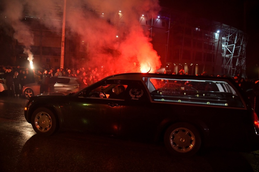 Το συγκλονιστικό «αντίο» στους επτά οπαδούς του ΠΑΟΚ στην Τούμπα, με συνθήματα και καπνογόνα