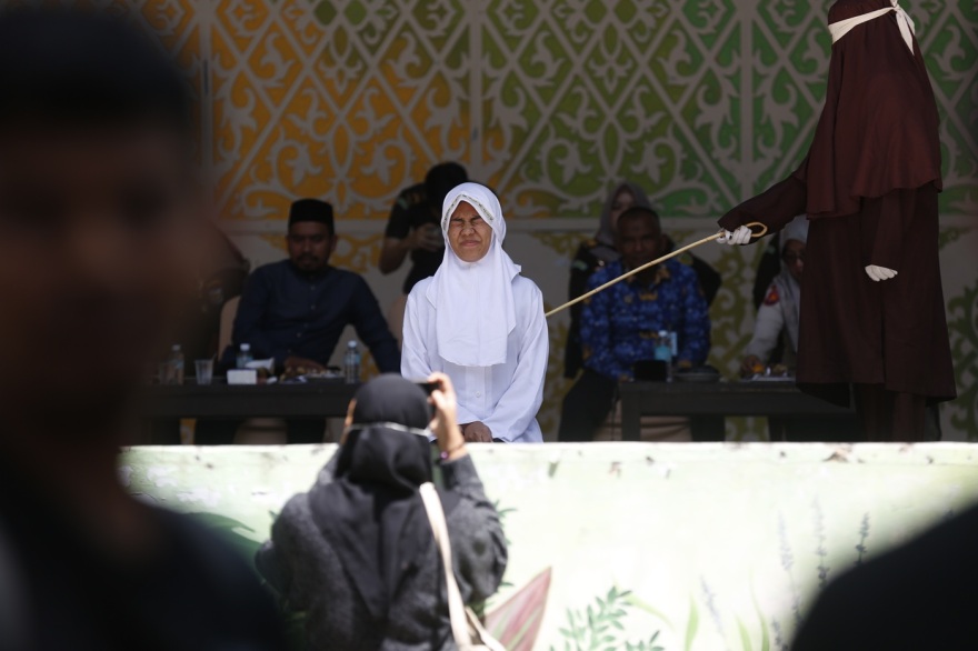 &Beta;&alpha;&rho;&beta;&alpha;&rho;ό&tau;&eta;&tau;&alpha; &sigma;&tau;&eta;&nu; &Iota;&nu;&delta;&omicron;&nu;&eta;&sigma;ί&alpha;: &Pi;&alpha;&rho;ά&nu;&omicron;&mu;&omicron; &zeta;&epsilon;&upsilon;&gamma;ά&rho;&iota; &tau;&iota;&mu;&omega;&rho;ή&theta;&eta;&kappa;&epsilon; &mu;&epsilon; 140 &rho;&alpha;&beta;&delta;&iota;&sigma;&mu;&omicron;ύ&sigmaf;, &lambda;&iota;&pi;&omicron;&theta;ύ&mu;&eta;&sigma;&epsilon; &eta; &gamma;&upsilon;&nu;&alpha;ί&kappa;&alpha;, &delta;&epsilon;ί&tau;&epsilon; &phi;&omega;&tau;&omicron;&gamma;&rho;&alpha;&phi;ί&epsilon;&sigmaf;