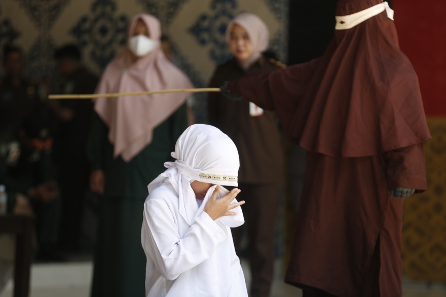 Βαρβαρότητα στην Ινδονησία: Παράνομο ζευγάρι τιμωρήθηκε με 140 ραβδισμούς, λιποθύμησε η γυναίκα, δείτε φωτογραφίες