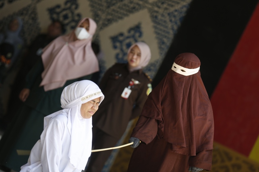 Βαρβαρότητα στην Ινδονησία: Παράνομο ζευγάρι τιμωρήθηκε με 140 ραβδισμούς, λιποθύμησε η γυναίκα, δείτε φωτογραφίες