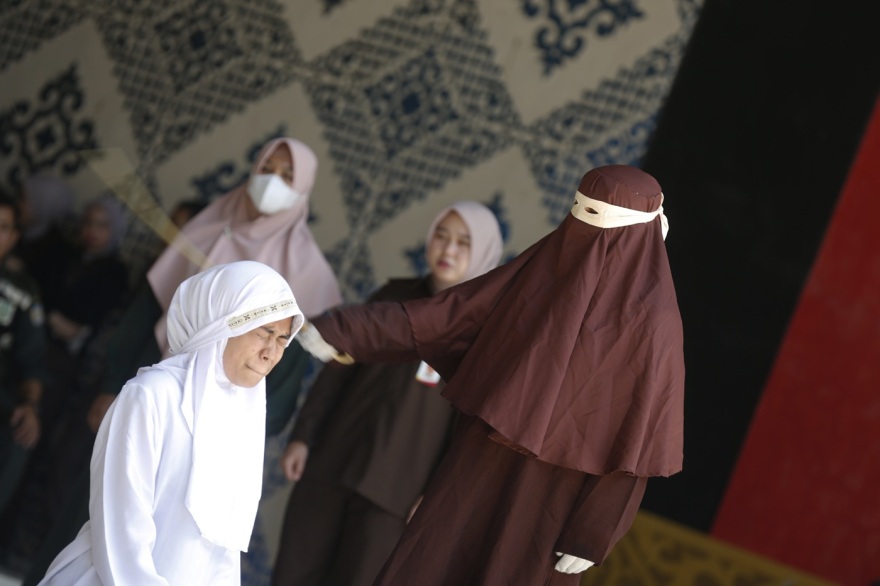 Βαρβαρότητα στην Ινδονησία: Παράνομο ζευγάρι τιμωρήθηκε με 140 ραβδισμούς, λιποθύμησε η γυναίκα, δείτε φωτογραφίες