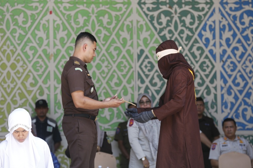 Βαρβαρότητα στην Ινδονησία: Παράνομο ζευγάρι τιμωρήθηκε με 140 ραβδισμούς, λιποθύμησε η γυναίκα, δείτε φωτογραφίες