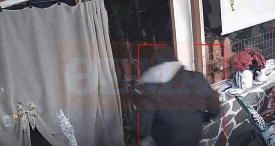 Παρακολουθούσε σε live μετάδοση τους κλέφτες να κάνουν πλιάτσικο στο σπίτι της: «Φώναξα από την κάμερα αλλά δεν έφευγαν»