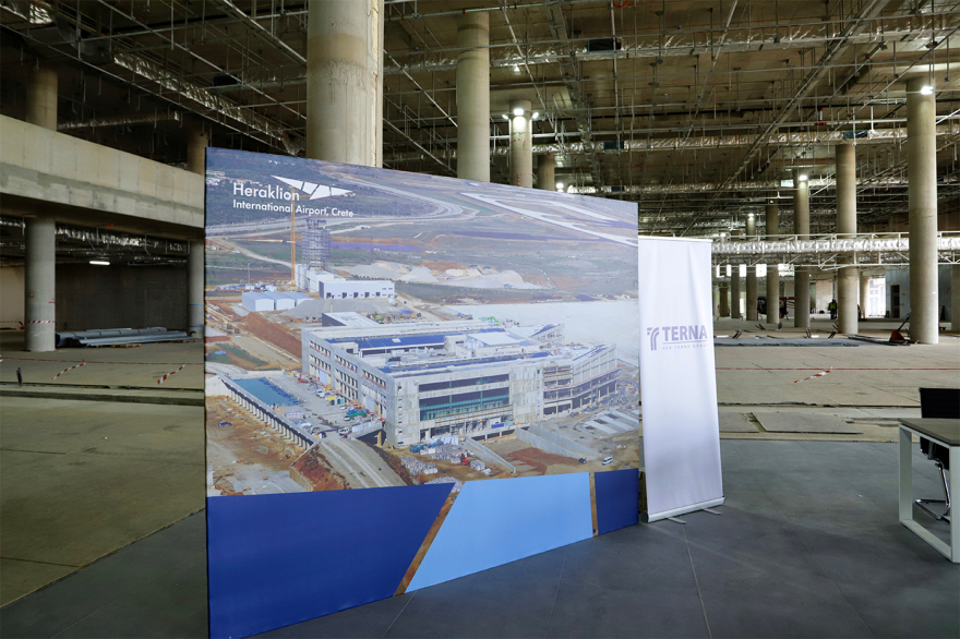 Στο εργοτάξιο του αεροδρομίου στο Καστέλλι ο Κυριάκος Μητσοτάκης