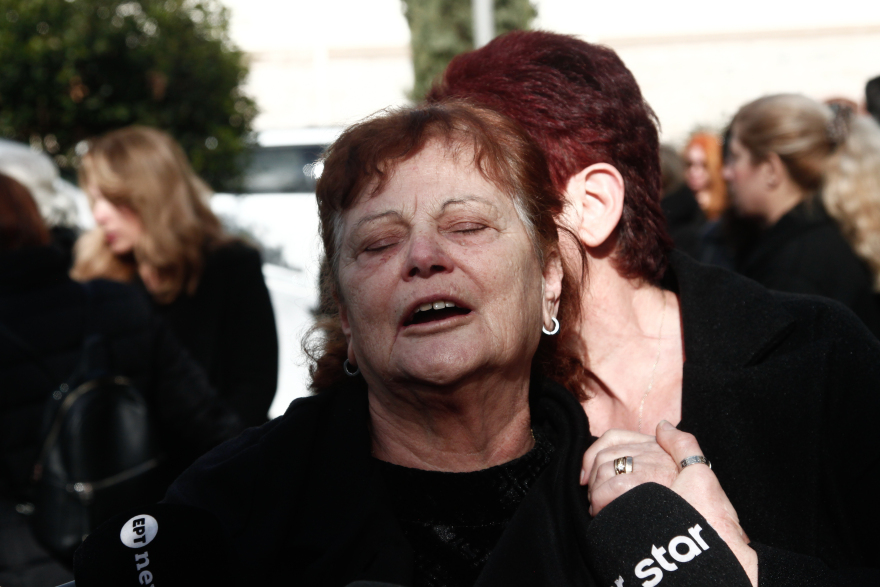 Σε κλίμα οδύνης το τελευταίο «αντίο» στην Ελένη Κατσαρού στα Τρίκαλα που σκοτώθηκε στη Βιολάντα