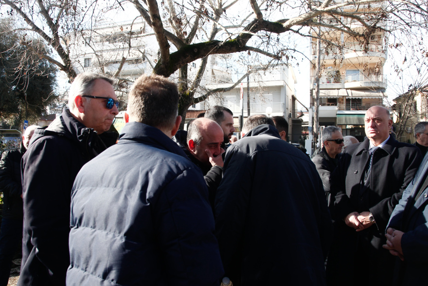 Σε κλίμα οδύνης το τελευταίο «αντίο» στην Ελένη Κατσαρού στα Τρίκαλα που σκοτώθηκε στη Βιολάντα