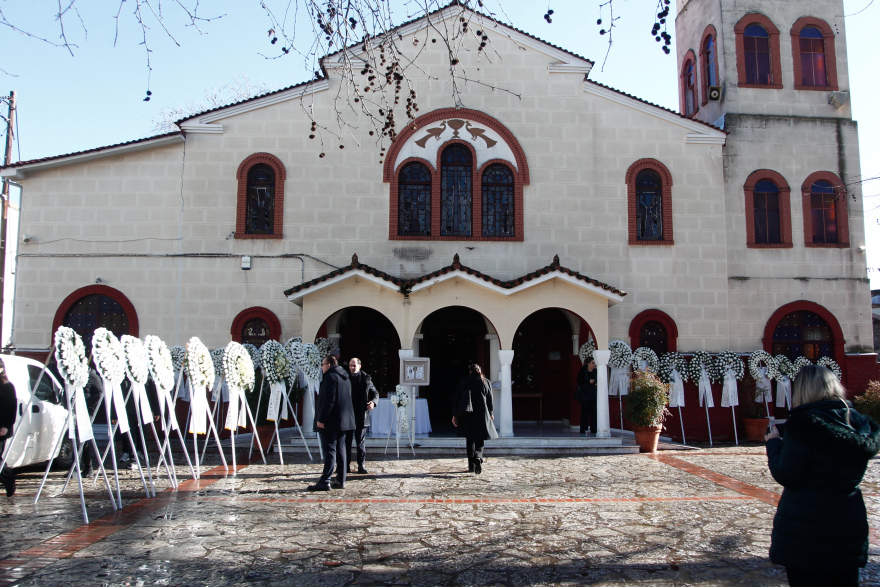 Σε κλίμα οδύνης το τελευταίο «αντίο» στην Ελένη Κατσαρού στα Τρίκαλα που σκοτώθηκε στη Βιολάντα