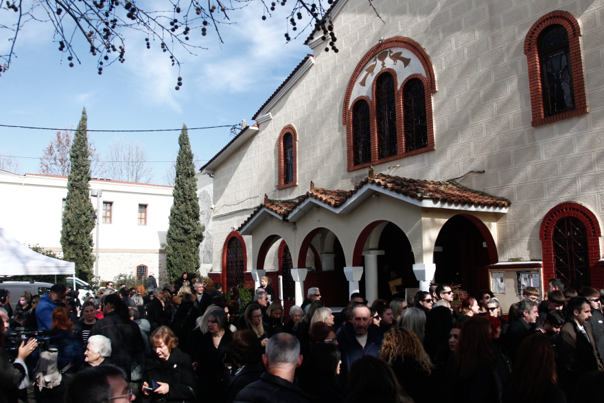 Σε κλίμα οδύνης το τελευταίο «αντίο» στην Ελένη Κατσαρού στα Τρίκαλα που σκοτώθηκε στη Βιολάντα