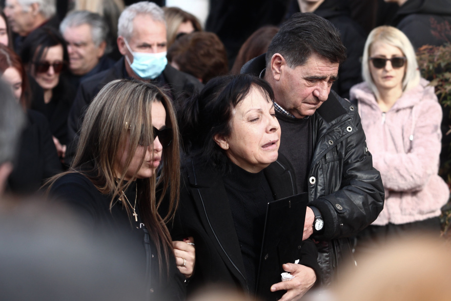 Σε κλίμα οδύνης το τελευταίο «αντίο» στην Ελένη Κατσαρού στα Τρίκαλα που σκοτώθηκε στη Βιολάντα