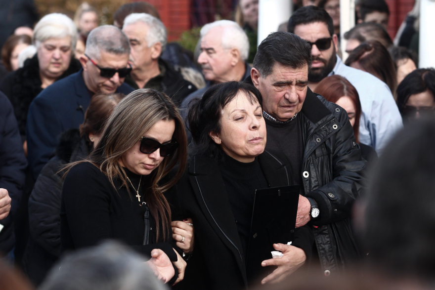 Σε κλίμα οδύνης το τελευταίο «αντίο» στην Ελένη Κατσαρού στα Τρίκαλα που σκοτώθηκε στη Βιολάντα