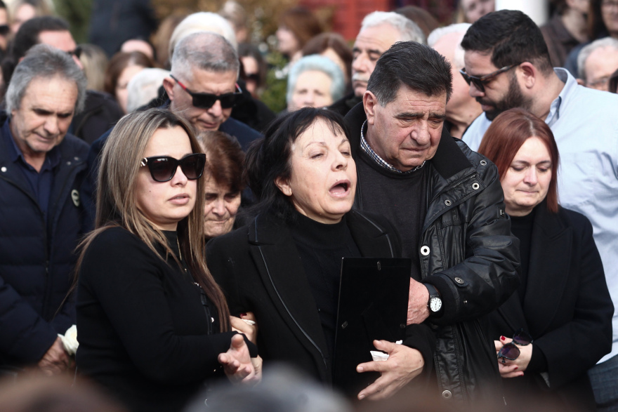 Σε κλίμα οδύνης το τελευταίο «αντίο» στην Ελένη Κατσαρού στα Τρίκαλα που σκοτώθηκε στη Βιολάντα