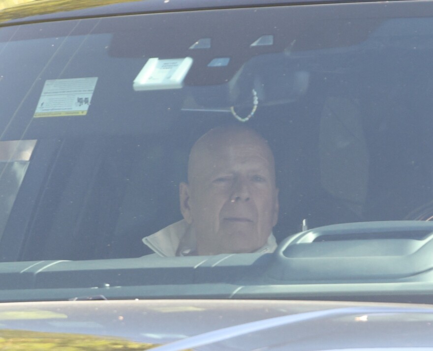 Nέα εμφάνιση του Μπρους Γουίλις, έκανε βόλτα με αυτοκίνητο στην Καλιφόρνια