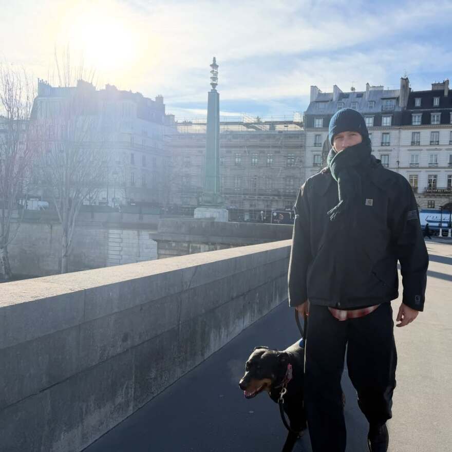 dua-lipa-parisi-anartisi