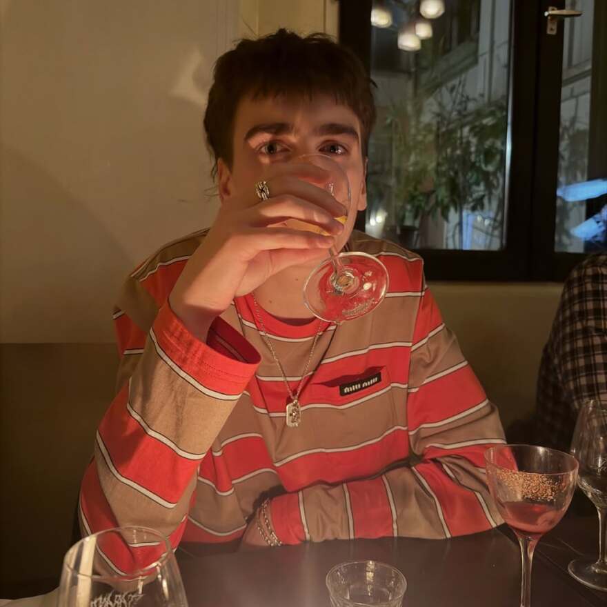 dua-lipa-taxidi-parisi