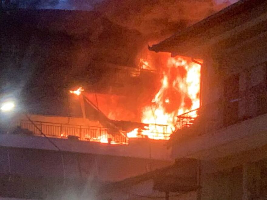 Υπό έλεγχο η φωτιά που ξέσπασε σε πολυκατοικία στην Αλεξάνδρεια Ημαθίας - Ζημιές σε τέσσερα διαμερίσματα