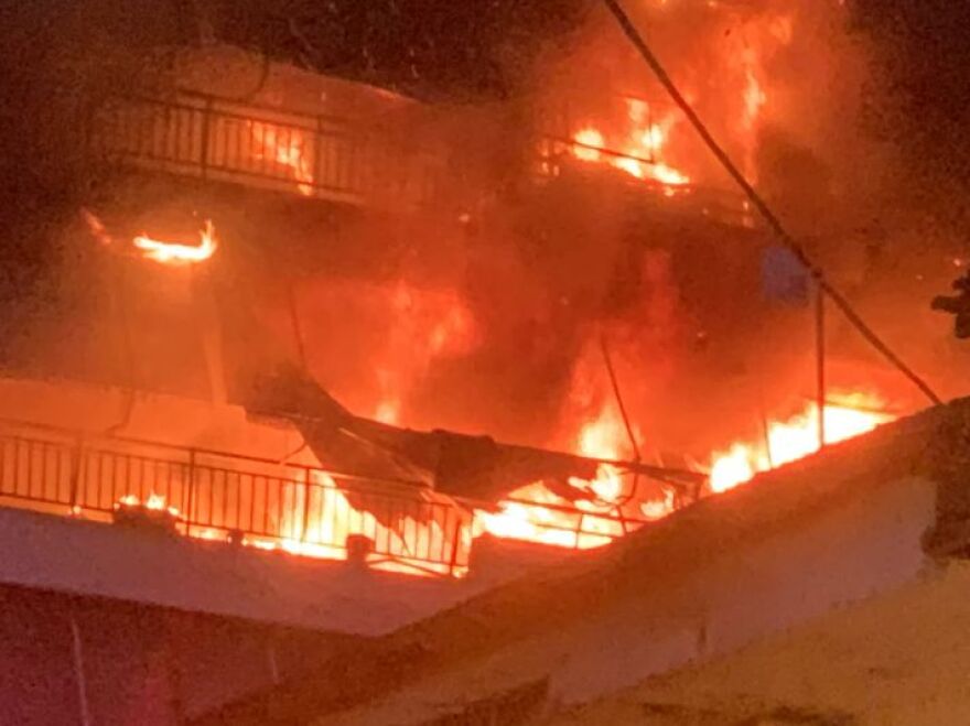 Υπό έλεγχο η φωτιά που ξέσπασε σε πολυκατοικία στην Αλεξάνδρεια Ημαθίας - Ζημιές σε τέσσερα διαμερίσματα