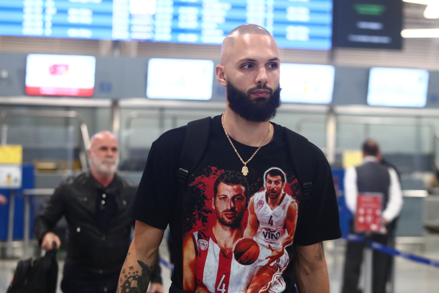 Ολυμπιακός: Έκλεψε την παράσταση με το t-shirt με τον Παπαλουκά ο Φουρνιέ, φωτογραφίες 