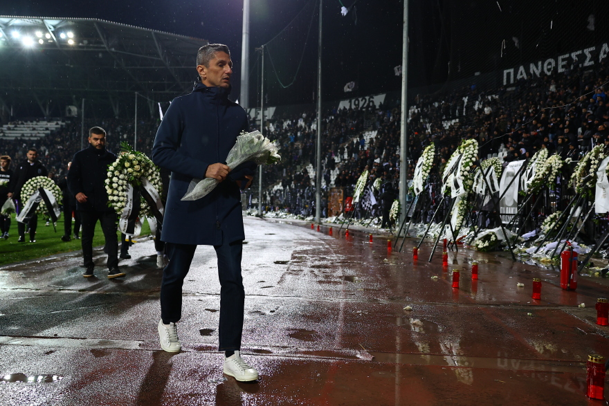  «ΠΑΟΚ παίξε για τον λαό σου που πέθανε στο δρόμο για να' ναι στο πλευρό σου»: Δάκρυσε η Τούμπα για τους αδικοχαμένους οπαδούς, βίντεο 