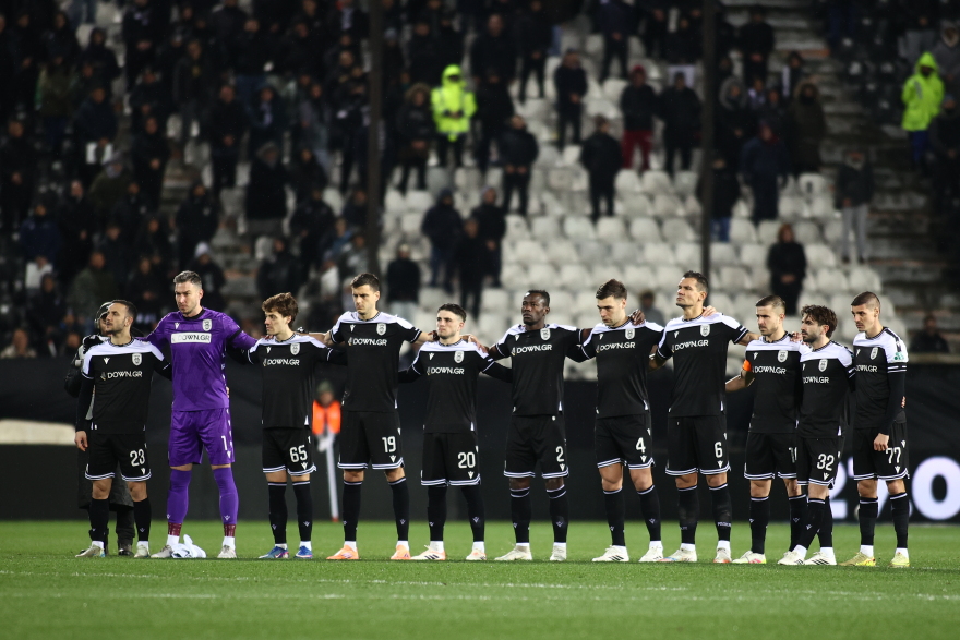  «ΠΑΟΚ παίξε για τον λαό σου που πέθανε στο δρόμο για να' ναι στο πλευρό σου»: Δάκρυσε η Τούμπα για τους αδικοχαμένους οπαδούς, βίντεο 