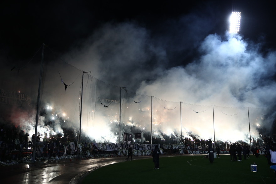  «ΠΑΟΚ παίξε για τον λαό σου που πέθανε στο δρόμο για να' ναι στο πλευρό σου»: Δάκρυσε η Τούμπα για τους αδικοχαμένους οπαδούς, βίντεο 