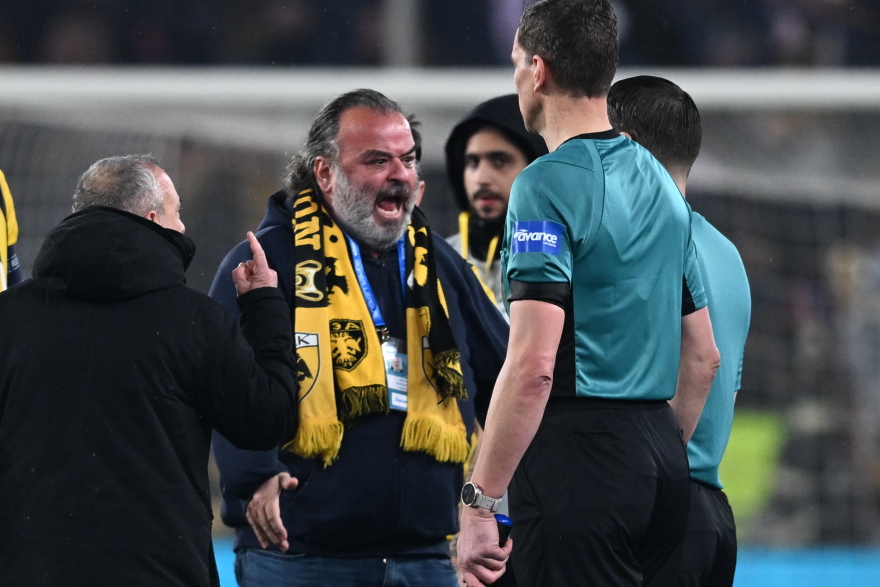 Ο Μάριος Ηλιόπουλος μπήκε στο γήπεδο για να παραπονεθεί στον διαιτητή του ντέρμπι