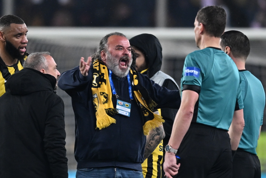 Ο Μάριος Ηλιόπουλος μπήκε στο γήπεδο για να παραπονεθεί στον διαιτητή του ντέρμπι