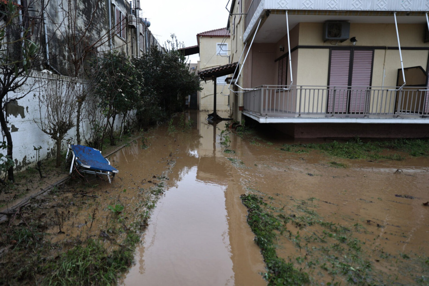 Εικόνες καταστροφής στον Αγιόκαμπο: Ποτάμια οι δρόμοι, η θάλασσα «μπήκε» στα καταστήματα, φερτά υλικά σκέπασαν την ακτογραμμή