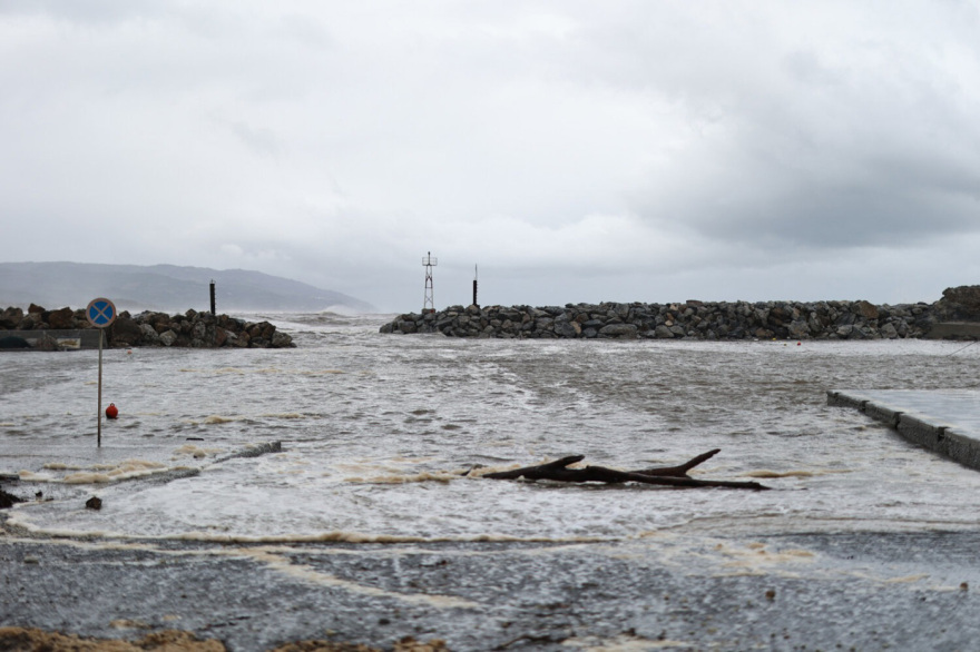 Εικόνες καταστροφής στον Αγιόκαμπο: Ποτάμια οι δρόμοι, η θάλασσα «μπήκε» στα καταστήματα, φερτά υλικά σκέπασαν την ακτογραμμή