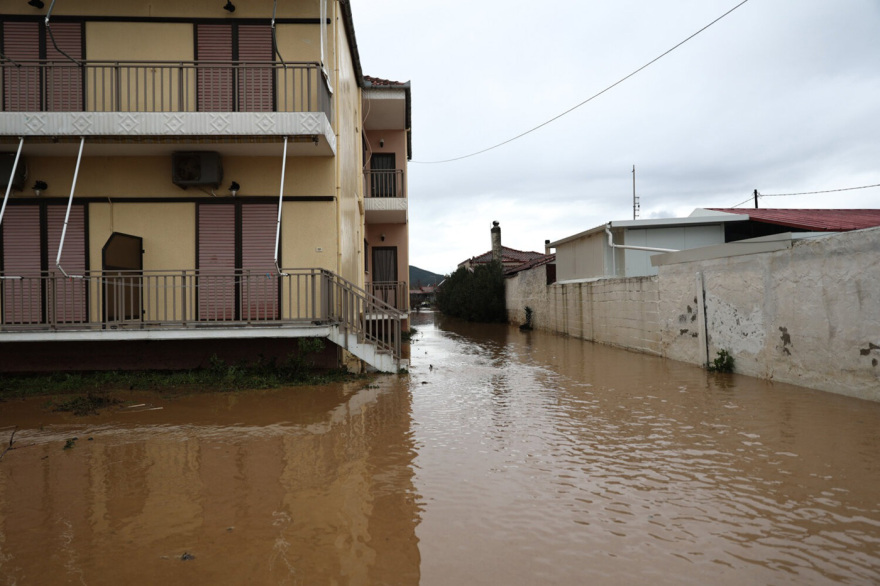Εικόνες καταστροφής στον Αγιόκαμπο: Ποτάμια οι δρόμοι, η θάλασσα «μπήκε» στα καταστήματα, φερτά υλικά σκέπασαν την ακτογραμμή
