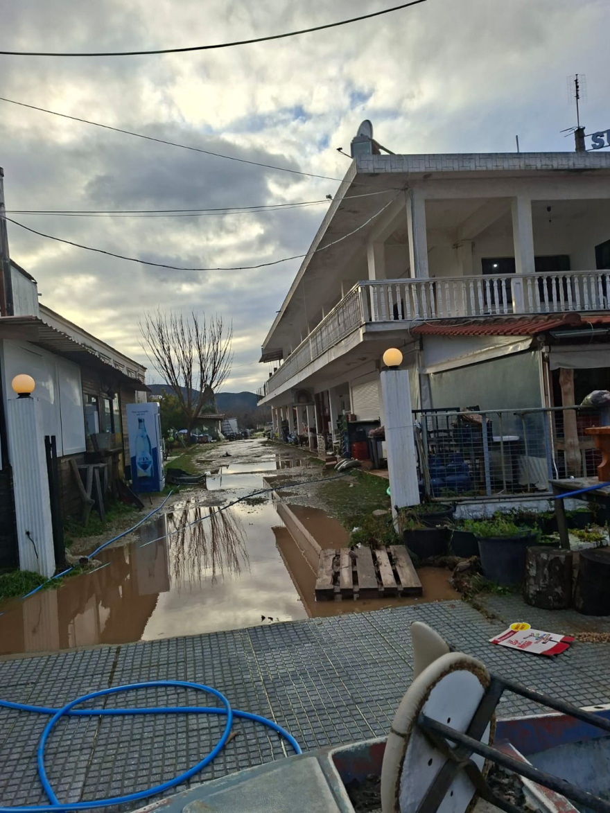 Εικόνες καταστροφής στον Αγιόκαμπο: Ποτάμια οι δρόμοι, η θάλασσα «μπήκε» στα καταστήματα, φερτά υλικά σκέπασαν την ακτογραμμή