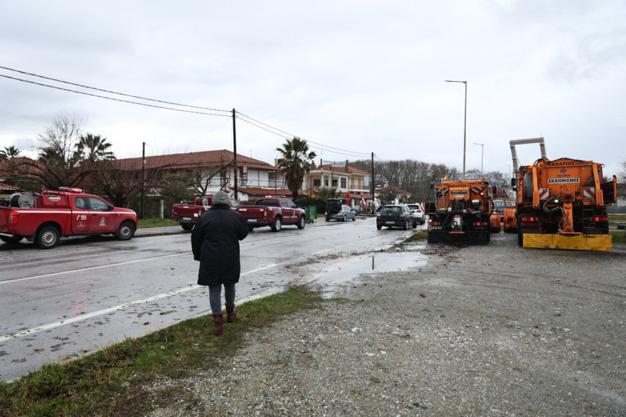 Εικόνες καταστροφής στον Αγιόκαμπο: Ποτάμια οι δρόμοι, η θάλασσα «μπήκε» στα καταστήματα, φερτά υλικά σκέπασαν την ακτογραμμή