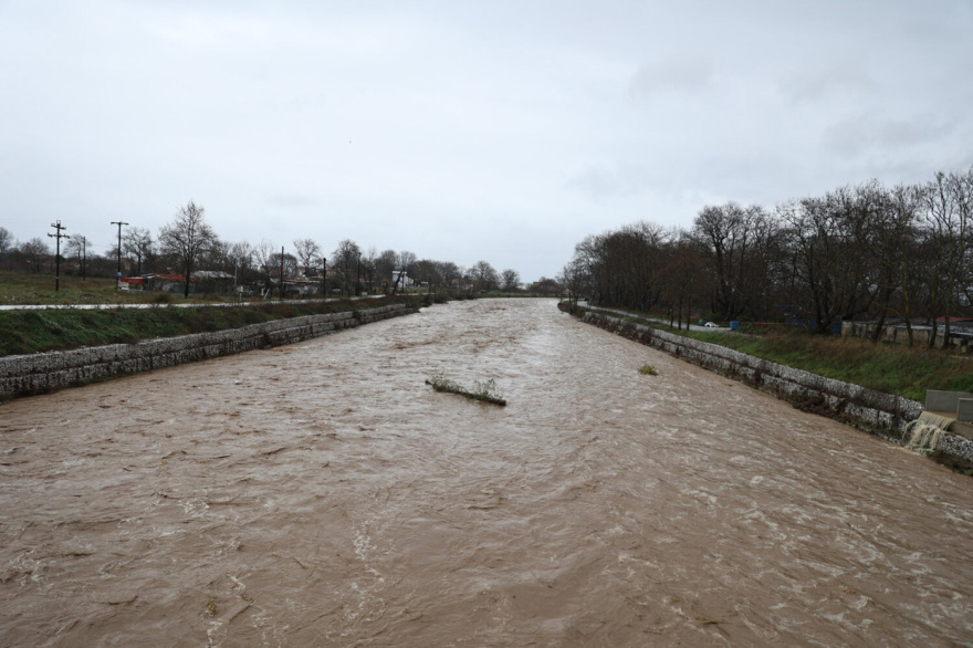 Εικόνες καταστροφής στον Αγιόκαμπο: Ποτάμια οι δρόμοι, η θάλασσα «μπήκε» στα καταστήματα, φερτά υλικά σκέπασαν την ακτογραμμή