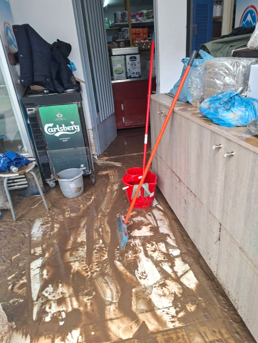 Εικόνες καταστροφής στον Αγιόκαμπο: Ποτάμια οι δρόμοι, η θάλασσα «μπήκε» στα καταστήματα, φερτά υλικά σκέπασαν την ακτογραμμή