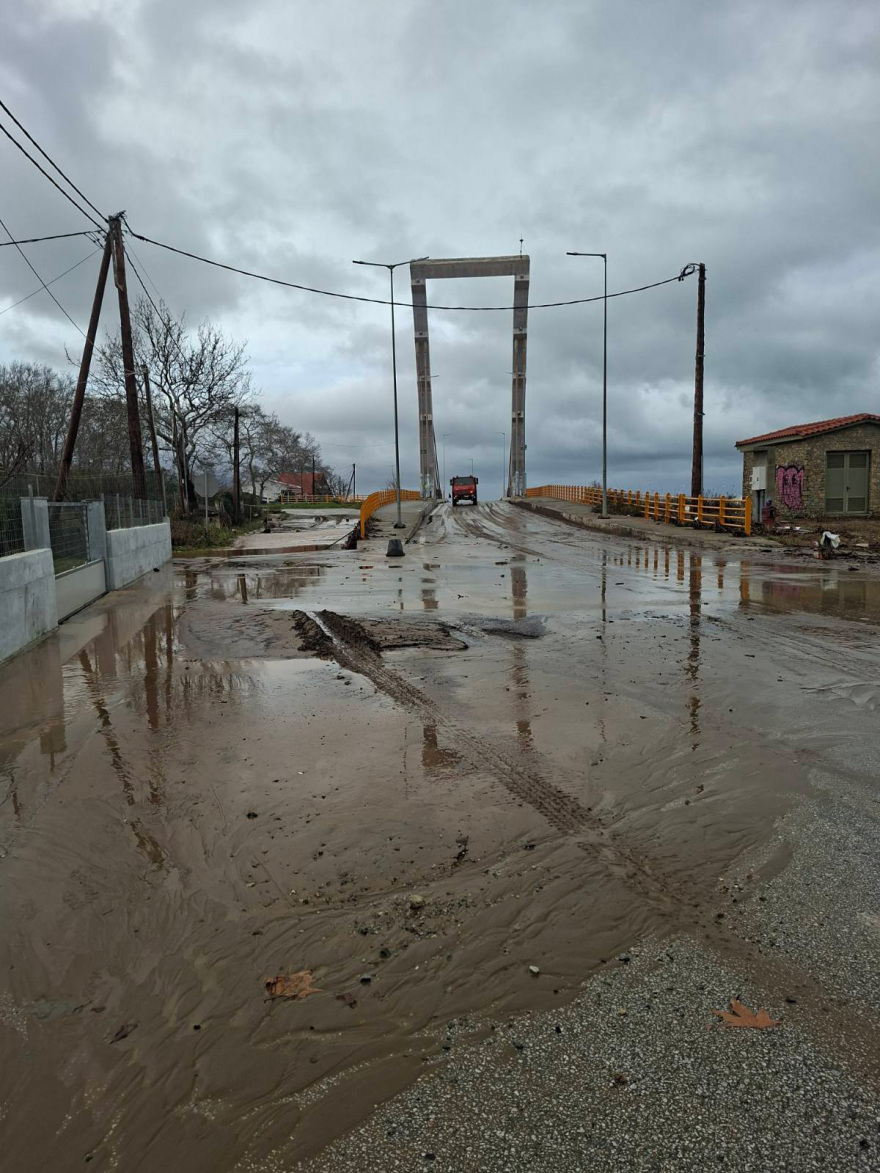 Εικόνες καταστροφής στον Αγιόκαμπο: Ποτάμια οι δρόμοι, η θάλασσα «μπήκε» στα καταστήματα, φερτά υλικά σκέπασαν την ακτογραμμή