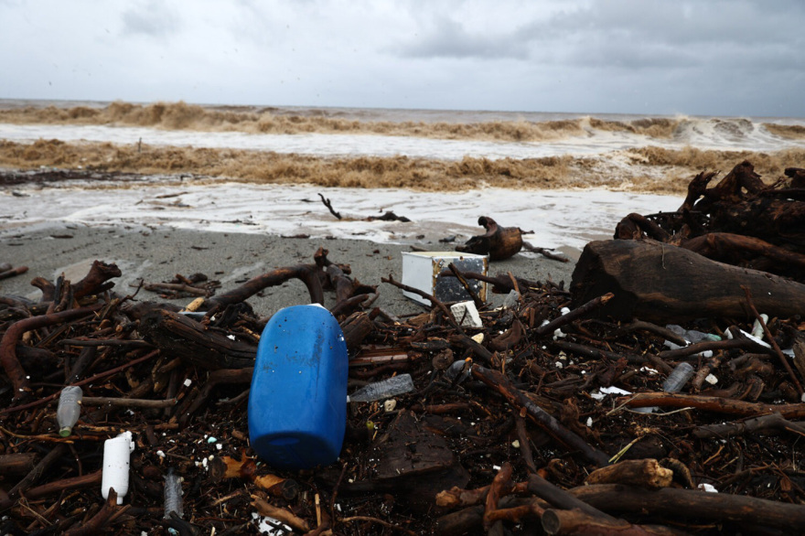 Εικόνες καταστροφής στον Αγιόκαμπο: Ποτάμια οι δρόμοι, η θάλασσα «μπήκε» στα καταστήματα, φερτά υλικά σκέπασαν την ακτογραμμή