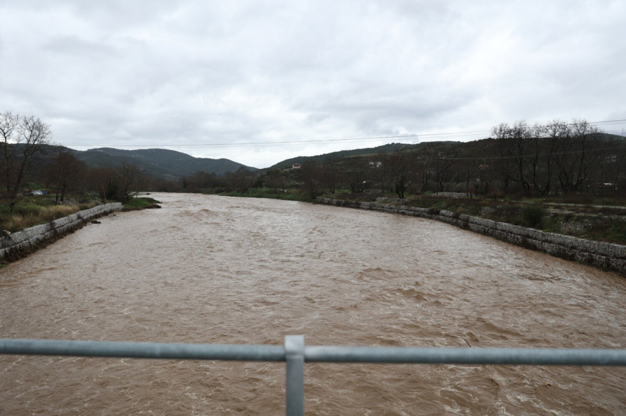 Εικόνες καταστροφής στον Αγιόκαμπο: Ποτάμια οι δρόμοι, η θάλασσα «μπήκε» στα καταστήματα, φερτά υλικά σκέπασαν την ακτογραμμή